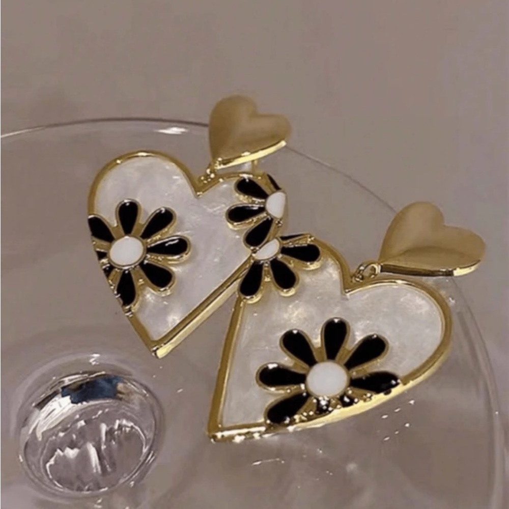 BRAND NEW 🤍Vintage Flower Heart Dangle Earrings Ombré